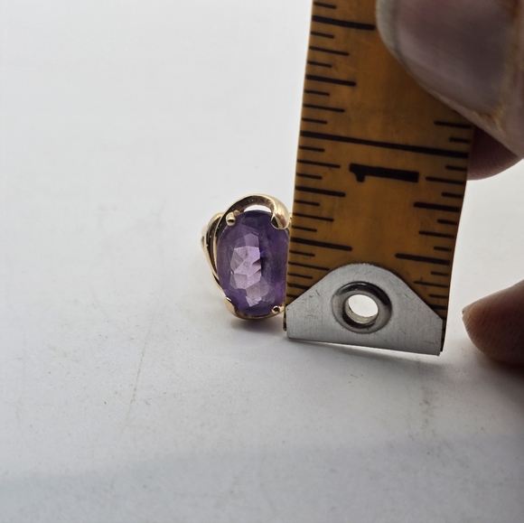 7.5 14k Gold and Purple Amethist Ring - Picture 7 of 8